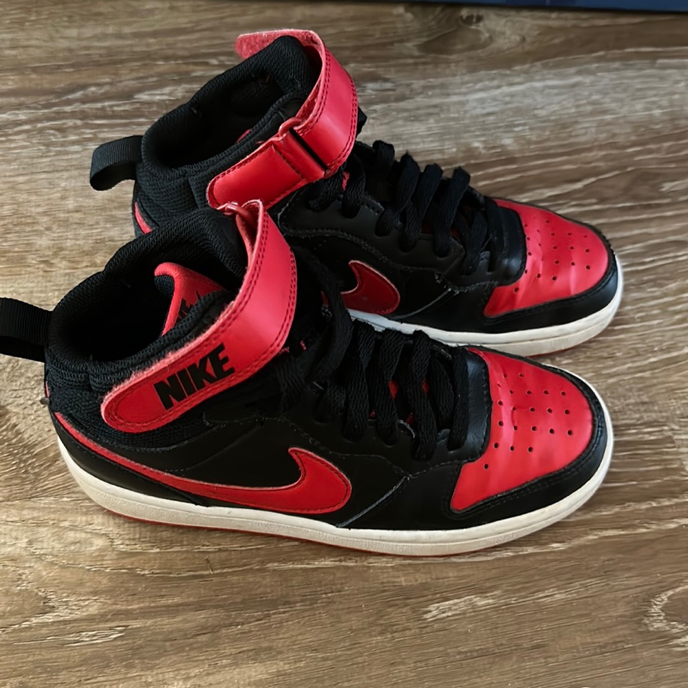Nike High Top black & red. Boys.